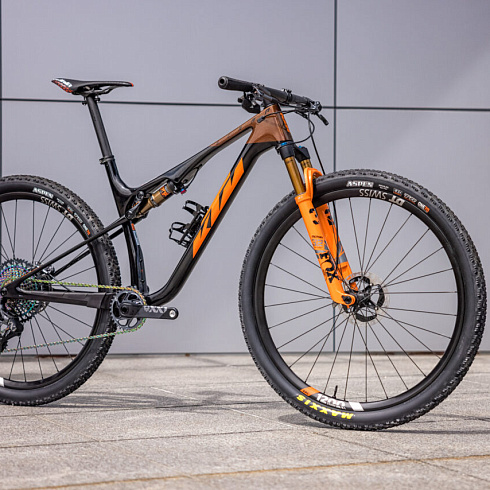 Гонка з коробки: Нові KTM Myroon та Scarp Exonic